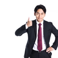 出来る営業マンのさわやかいいね！親指を立てるビジネスポーズの写真