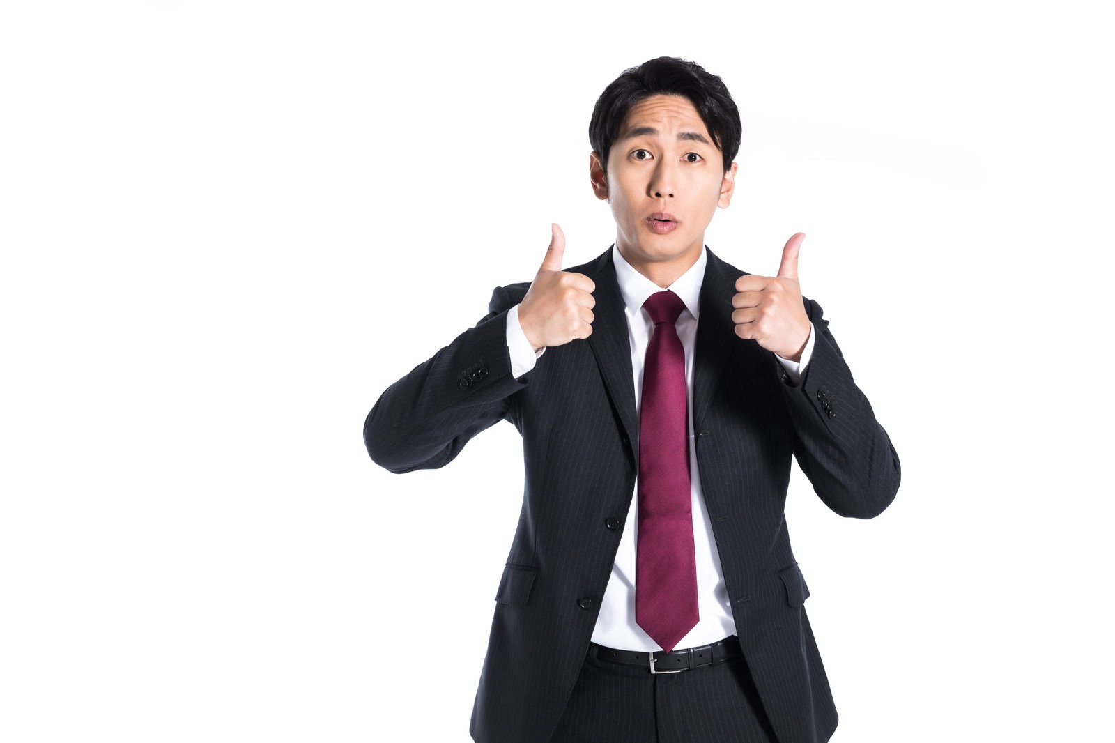 両手で親指を立てるグッジョブのポーズをするスーツ姿の男性サラリーマン［モデル：大川竜弥］