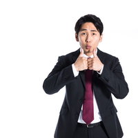 おちょくりぎみのいいねをする黒いスーツの会社員男性の写真