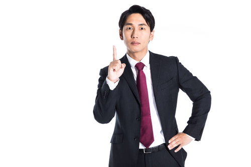 重要なポイントを人差し指で伝える情報商材屋