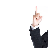 ナンバーワンを示す指一本を立てる男性の手の写真
