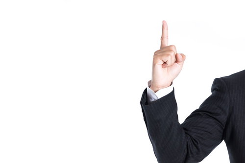 ナンバーワンを示す指一本を立てる男性の手