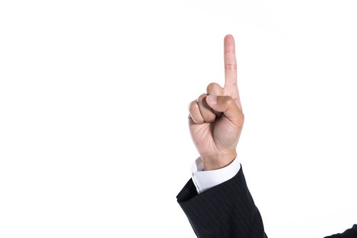 上を指差した手でナンバーワンを示すビジネスマン