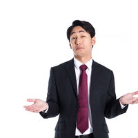 NO～NO～ オーバーリアクションを取る赤ネクタイのビジネスマン男性の写真