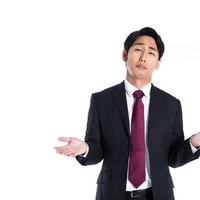 評価があがらずテンションもあがらない会社員男性の写真