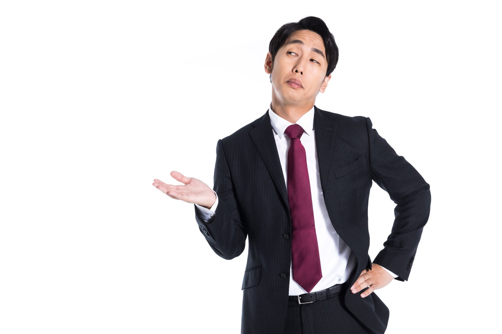 黒いスーツを着た男性が片手を広げて挑発的な表情で案内している［モデル：大川竜弥］