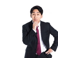 「なるほどですね」を連呼するビジネスパーソンの写真