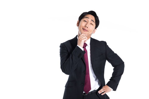 顎に手を当てて偉そうな態度を取るしゃくれ男性