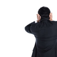 うるさい音に頭を抱えて逃げ出す会社員のストレスの写真