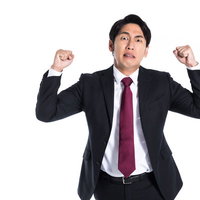 いい加減にしろ！と両手を握りしめて怒るスーツ姿の男性の写真