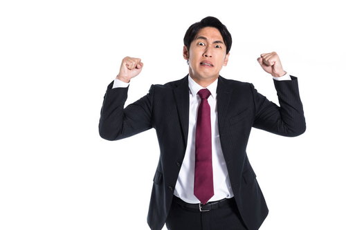 いい加減にしろ！と両手を握りしめて怒るスーツ姿の男性