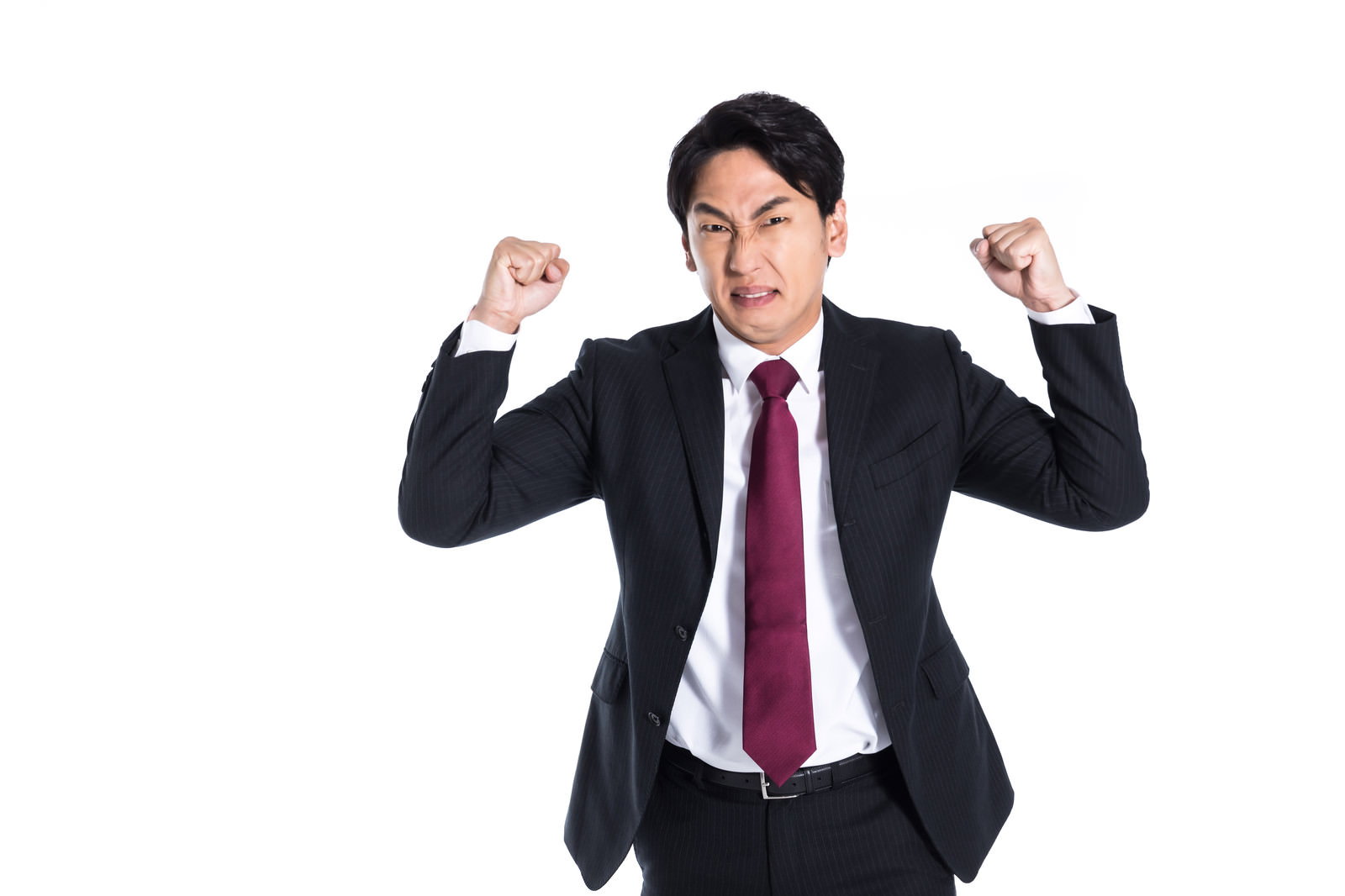 黒いスーツを着た男性が両手を拳にして振り上げ憤怒している［モデル：大川竜弥］