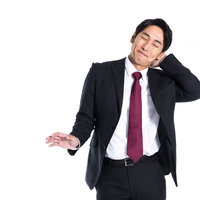 褒められて恥ずかしがる新入社員男性、照れて謙遜する姿の写真