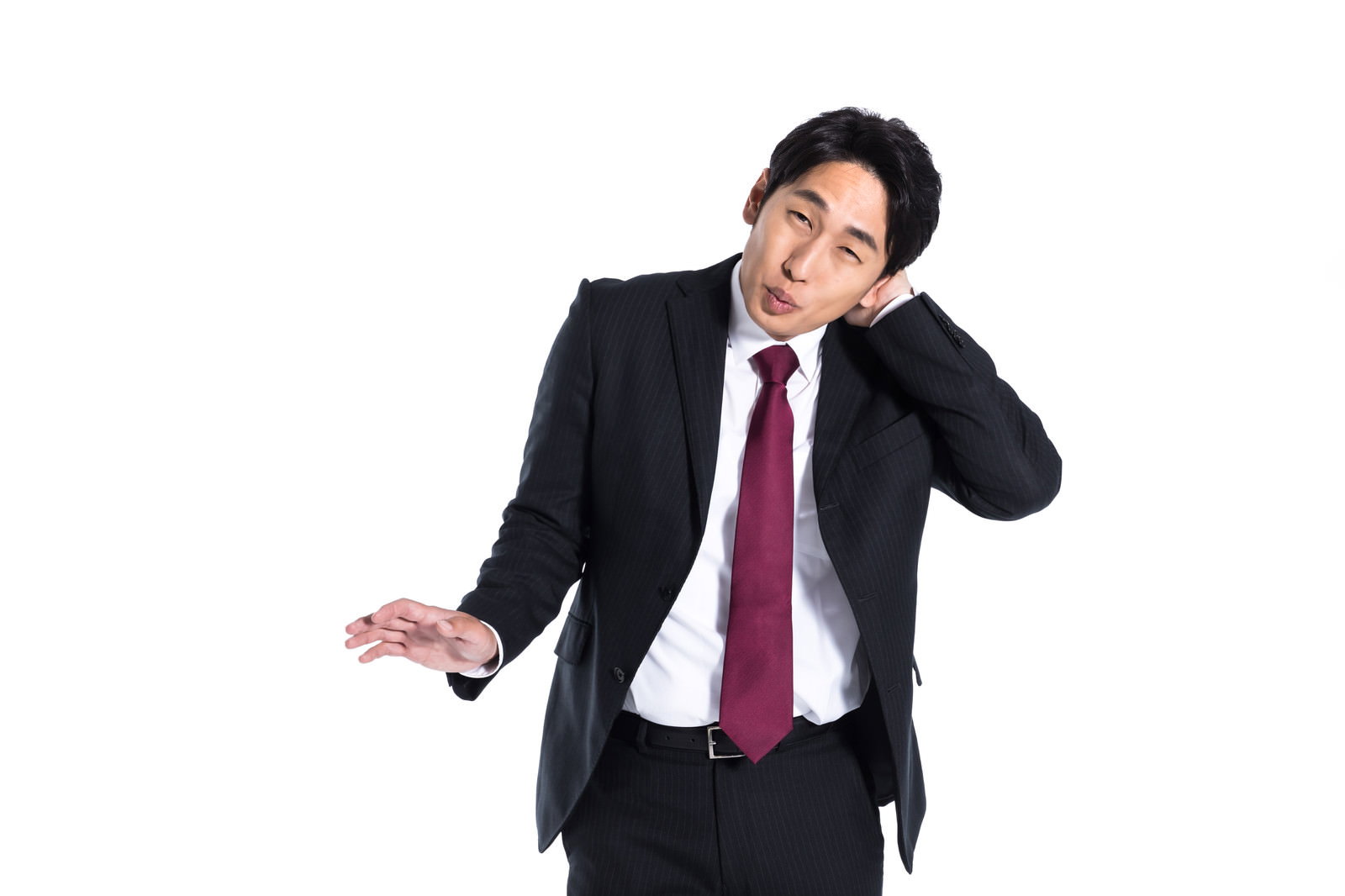 スーツを着た会社員が頭に手を当てて照れている様子［モデル：大川竜弥］