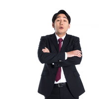 腕組みしながら嫌味を言う上司の職場風景とパワハラの写真