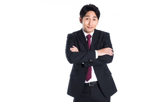 業界用語を偉そうに使う広告代理店の腕組み会社員