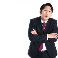 上から目線で指導する先輩会社員の写真