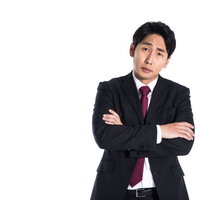 なかなか首を縦に振らない腕組みする上司の写真