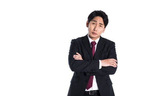 なかなか首を縦に振らない腕組みする上司