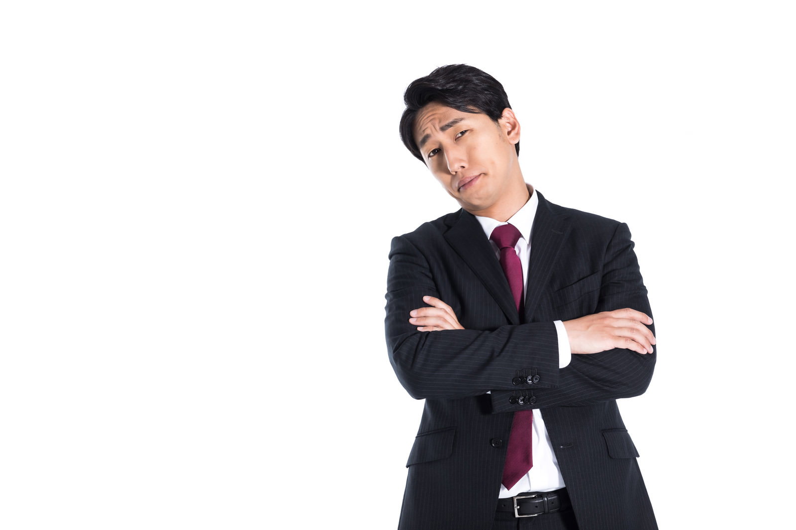 黒いスーツを着た男性が腕組みをして呆れた表情でダメ出しをしている［モデル：大川竜弥］