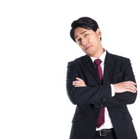 腕組みしながらダメ出しする上司の会社員男性の写真