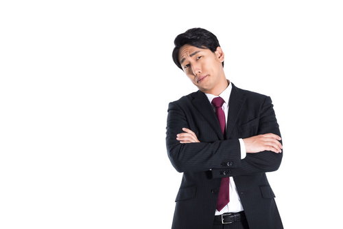 腕組みしながらダメ出しする上司の会社員男性