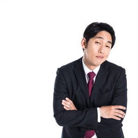 聞く耳を持たない上司の腕組み姿勢とビジネスシーンの写真