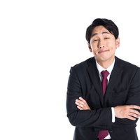 こういうムカつく顔の面接官いるわ、腕組みして見下す上司の写真