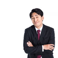 会議中、表情筋を動かして睡魔と戦う男性の写真
