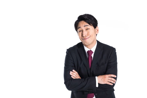 会議中、表情筋を動かして睡魔と戦う男性