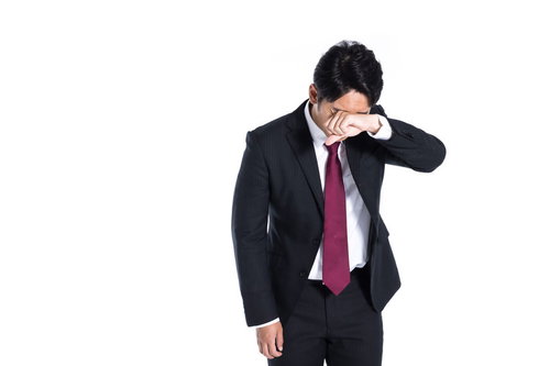 職場で悔し泣きする営業マン