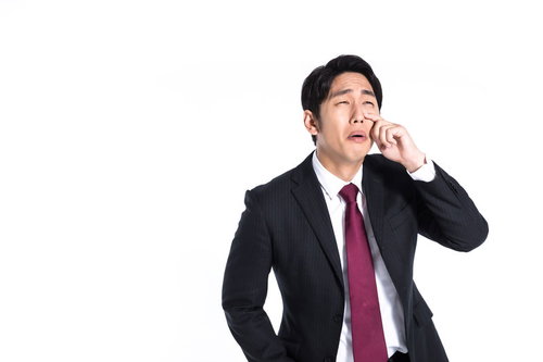 寝不足で疲労困憊する営業マンの悔し泣きと後悔