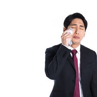 ボロカスに言われて涙をながす会社員の写真