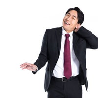 わざとらしく手を首に当ててご機嫌をとる平社員男性の写真