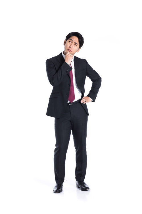 手を頭に当てて考え込む悩むサラリーマンのポートレート