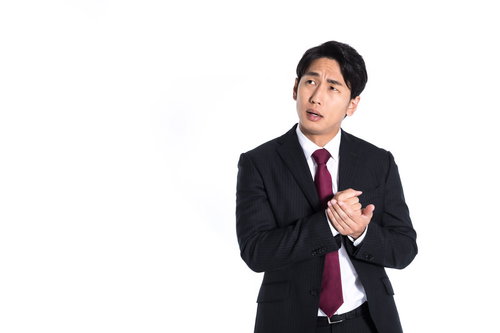 判断が遅れてチャンスを逃した会社員の悔しい表情