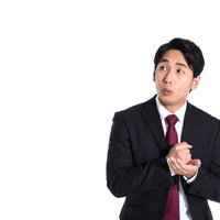 なるほど、なるほど、と手を打つ会社員の納得のポーズの写真