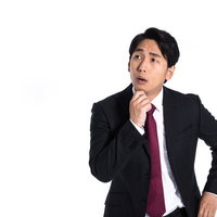 客先の名前を必死に思い出そうとする会社員の写真