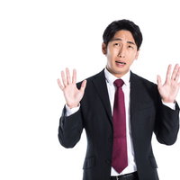 もうお手上げ状態のビジネスマンの写真