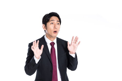えっ！ 驚きを隠せない会社員