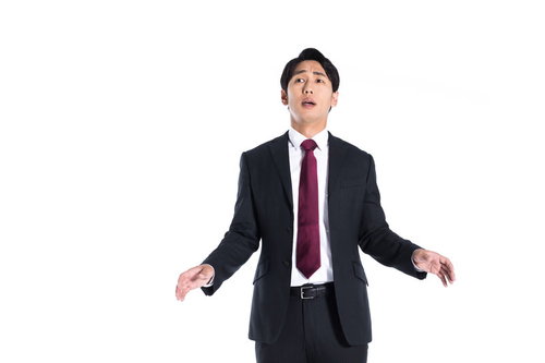 結果発表を前に心配でオロオロするスーツ男性