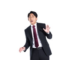 判断に迷ってオロオロする会社員男性の写真