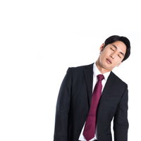 疲労で披露コンパイルのまま立ったまま寝落ちする会社員の写真