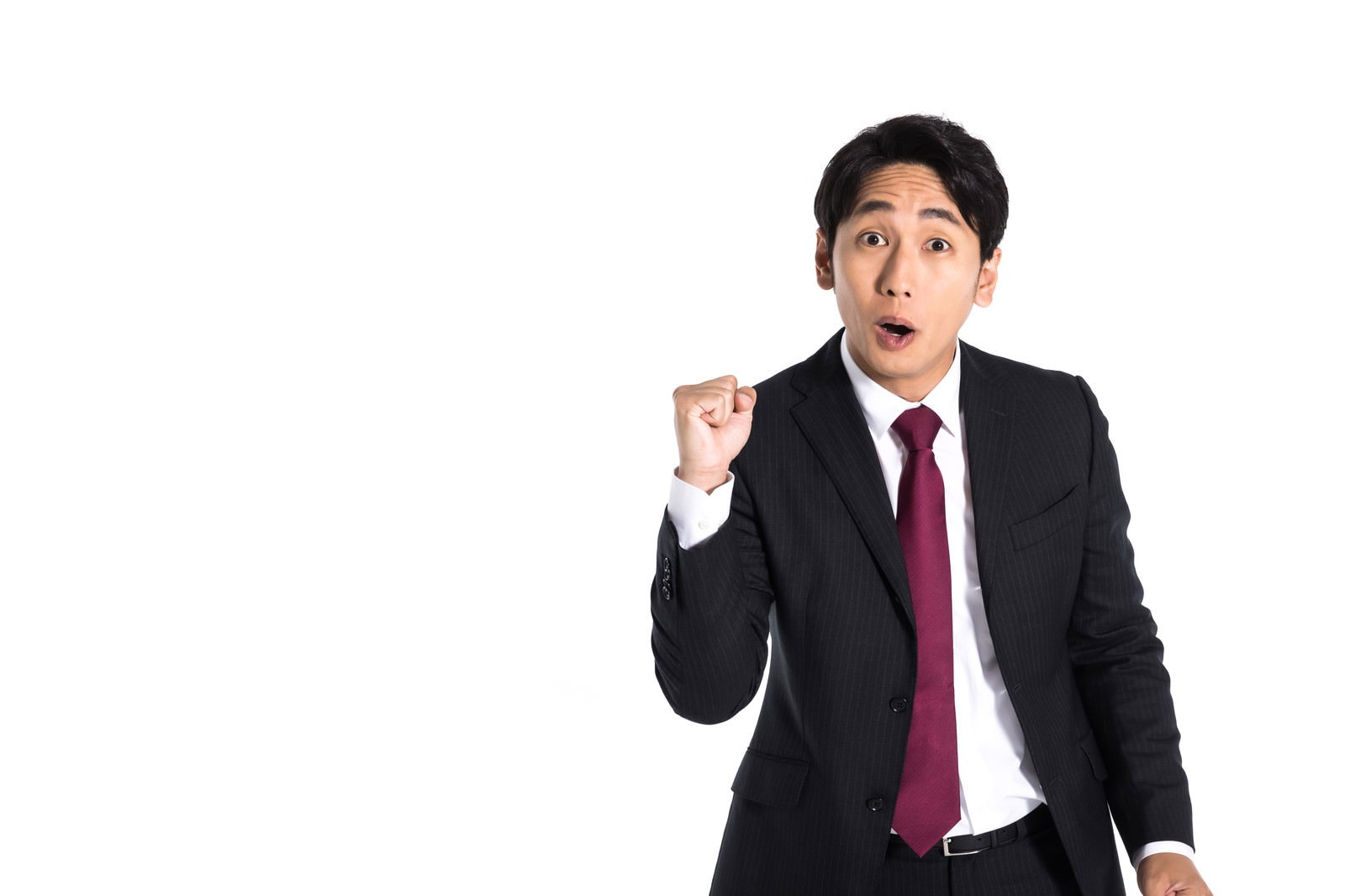 黒いスーツを着た男性が拳を握りアウトを宣告している様子［モデル：大川竜弥］