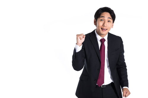 やる気だけはある会社員が拳を握ってガッツポーズ