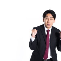 顔が引きつりながら目標を掲げるダメ社員の写真
