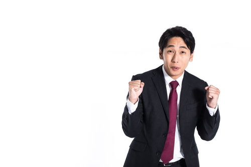 顔が引きつりながら目標を掲げるダメ社員