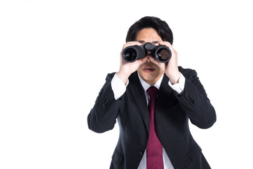 不正をロックオンするエージェント・双眼鏡で監視する男性