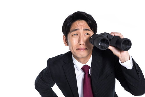 競合他社の調査をするリサーチャー