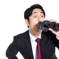 劇的瞬間を目の当たりにした会社員の双眼鏡観察の写真